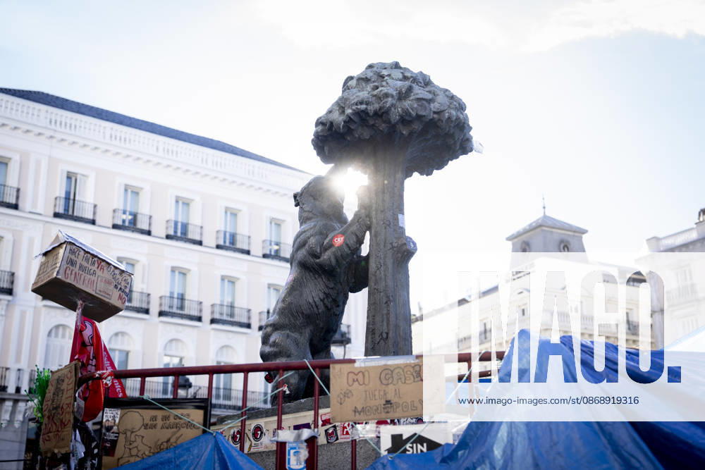 Protesters at Sol Square Stand by Their Demands for Housing Housing Protest at Puerta del Sol, October 8, 2026, in Madrid, Spain. The encampment at Sol has spilled over into the square, and the protesters are maintaining their demands against evictions and exorbitant rents. The Official State Gazette (BOE) published yesterday, October 7, the new version of the housing and rent decrees that the Council of Ministers approved the previous day OCTOBER 8, 2026 A Pé Madrid, Madrid, Spain