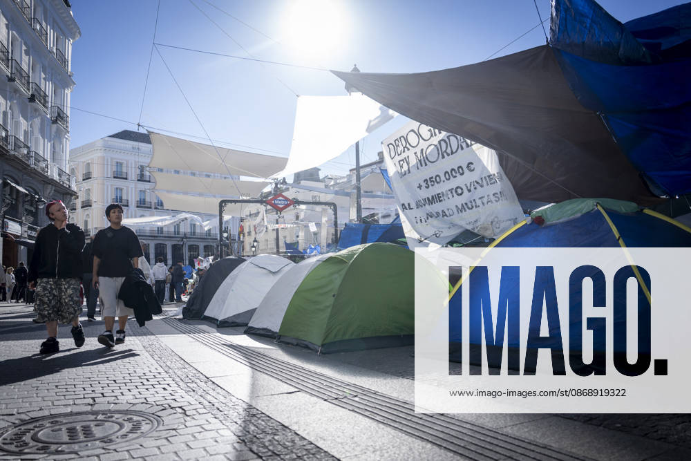 Protesters at Sol Square Stand by Their Demands for Housing Housing Protest at Puerta del Sol, October 8, 2026, in Madrid, Spain. The encampment at Sol has spilled over into the square, and the protesters are maintaining their demands against evictions and exorbitant rents. The Official State Gazette (BOE) published yesterday, October 7, the new version of the housing and rent decrees that the Council of Ministers approved the previous day OCTOBER 8, 2026 A Pé Madrid, Madrid, Spain