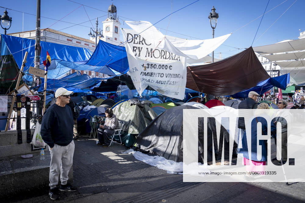 Protesters at Sol Square Stand by Their Demands for Housing Housing Protest at Puerta del Sol, October 8, 2026, in Madrid, Spain. The encampment at Sol has spilled over into the square, and the protesters are maintaining their demands against evictions and exorbitant rents. The Official State Gazette (BOE) published yesterday, October 7, the new version of the housing and rent decrees that the Council of Ministers approved the previous day OCTOBER 8, 2026 A Pé Madrid, Madrid, Spain
