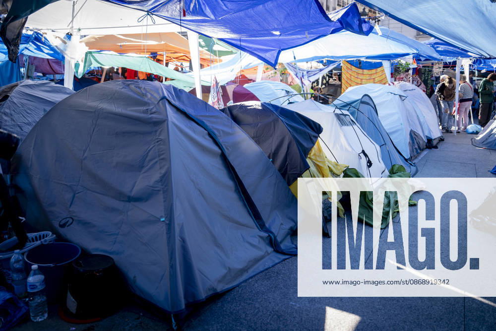 Protesters at Sol Square Stand by Their Demands for Housing Housing Protest at Puerta del Sol, October 8, 2026, in Madrid, Spain. The encampment at Sol has spilled over into the square, and the protesters are maintaining their demands against evictions and exorbitant rents. The Official State Gazette (BOE) published yesterday, October 7, the new version of the housing and rent decrees that the Council of Ministers approved the previous day OCTOBER 8, 2026 A Pé Madrid, Madrid, Spain