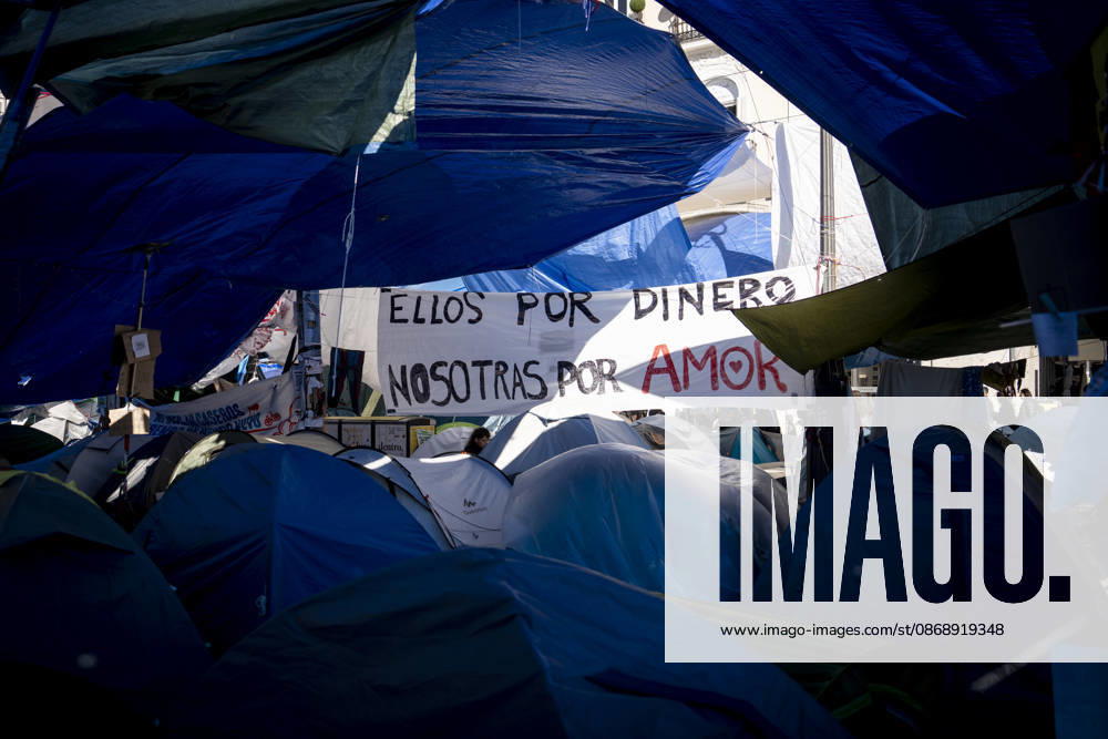 Protesters at Sol Square Stand by Their Demands for Housing Housing Protest at Puerta del Sol, October 8, 2026, in Madrid, Spain. The encampment at Sol has spilled over into the square, and the protesters are maintaining their demands against evictions and exorbitant rents. The Official State Gazette (BOE) published yesterday, October 7, the new version of the housing and rent decrees that the Council of Ministers approved the previous day OCTOBER 8, 2026 A Pé Madrid, Madrid, Spain