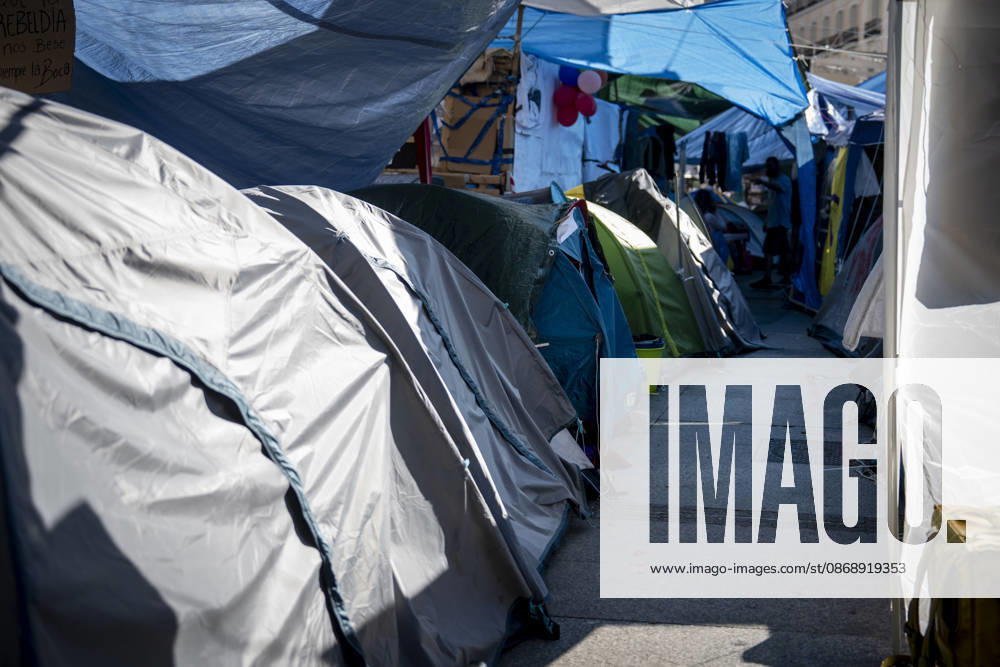 Protesters at Sol Square Stand by Their Demands for Housing Housing Protest at Puerta del Sol, October 8, 2026, in Madrid, Spain. The encampment at Sol has spilled over into the square, and the protesters are maintaining their demands against evictions and exorbitant rents. The Official State Gazette (BOE) published yesterday, October 7, the new version of the housing and rent decrees that the Council of Ministers approved the previous day OCTOBER 8, 2026 A Pé Madrid, Madrid, Spain