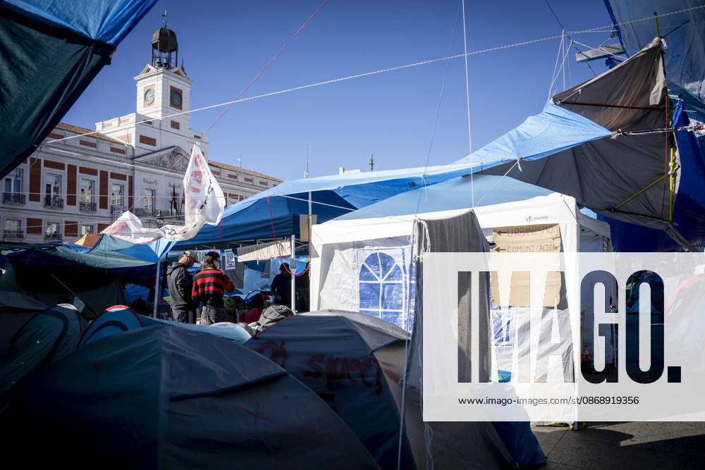 Protesters at Sol Square Stand by Their Demands for Housing Housing Protest at Puerta del Sol, October 8, 2026, in Madrid, Spain. The encampment at Sol has spilled over into the square, and the protesters are maintaining their demands against evictions and exorbitant rents. The Official State Gazette (BOE) published yesterday, October 7, the new version of the housing and rent decrees that the Council of Ministers approved the previous day OCTOBER 8, 2026 A Pé Madrid, Madrid, Spain