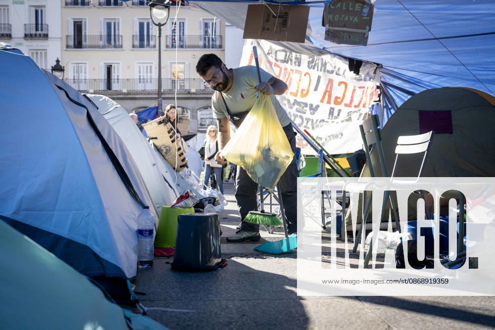 Protesters at Sol Square Stand by Their Demands for Housing Housing Protest at Puerta del Sol, October 8, 2026, in Madrid, Spain. The encampment at Sol has spilled over into the square, and the protesters are maintaining their demands against evictions and exorbitant rents. The Official State Gazette (BOE) published yesterday, October 7, the new version of the housing and rent decrees that the Council of Ministers approved the previous day OCTOBER 8, 2026 A Pé Madrid, Madrid, Spain