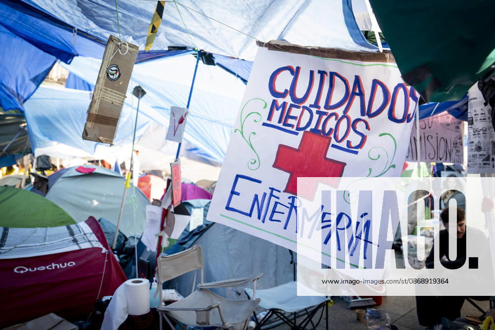 Protesters at Sol Square maintain their demands regarding housing. A banner reading Medical care, nursing during the housing protest at Puerta del Sol on October 8, 2026, in Madrid, Spain. The encampment at Sol has spilled over into the square, and the protesters are maintaining their demands against evictions and exorbitant rents. The Official State Gazette (BOE) published yesterday, October 7, the new version of the housing and rent decrees that the Council of Ministers had approved the previous day OCTOBER 8, 2026 A Pé Madrid, Madrid, Spain