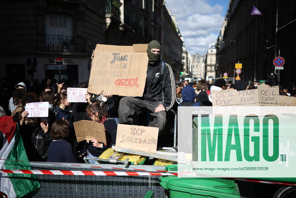 Catholic Institute of Paris and Paris-Panthéon-Assas Students Protest - Paris Students from the Catholic Institute of Paris and Paris-Panthéon-Assas University gather outside Paris-Panthéon-Assas University during a demonstration in support of high school students. The protesters are demanding the hiring of substitute teachers, increased resources, and decent learning conditions. Paris, France, October 8, 2026. Photo by Raphael Lafargue ABACAPRESS.COM Paris Ile-de-France France