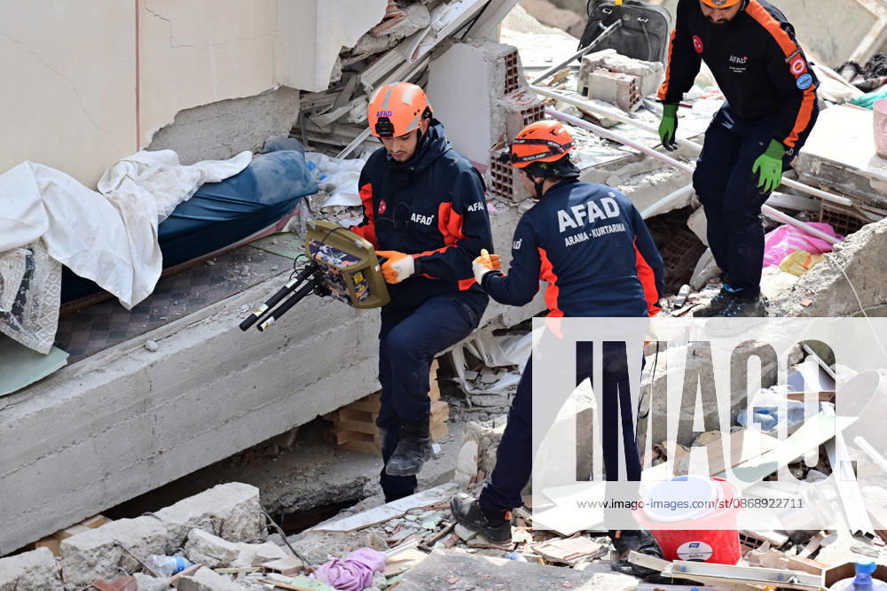 Partial collapse occurs in 7-story building in Istanbul s Maltepe district ISTANBUL, TURKIYE - OCTOBER 8: Search and rescue personnel, including firefighters, AFAD, UMKE, and police teams, operate at the site of a partial building collapse in the Cevizli neighborhood of Maltepe district, Istanbul, Turkiye on October 8, 2026. Trapped residents on the unaffected upper floors were evacuated while emergency teams initiated search and rescue efforts beneath the collapsed lower levels. Ten people were rescued alive from the rubble, while officials confirmed two fatalities as of late morning. Serhat Cagdas Anadolu Istanbul Turkey. Editorial use only. Please get in touch for any other usage.