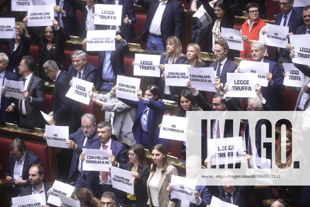 IPA89426813 - Rome, Chamber of Deputies: Electoral Law, explanations of vote, and final vote; pictured: the protest by the center-left