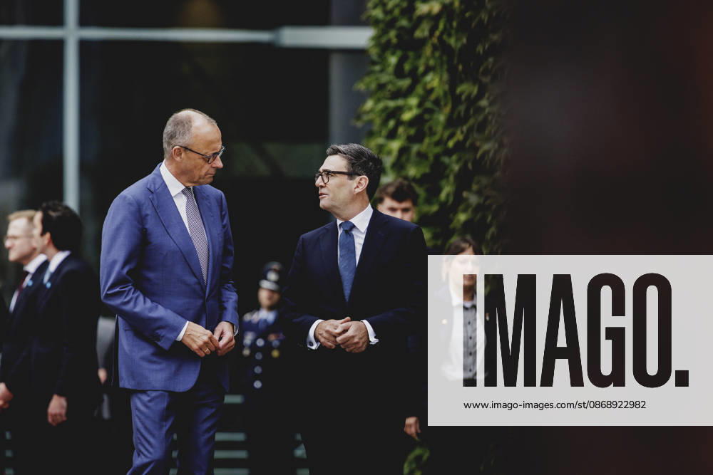 L R Friedrich Merz, CDU, Chancellor of Germany, and Andrew Burnham, Prime Minister of the United Kingdom, photographed during a reception with military honors at the Federal Chancellery in Berlin, October 8, 2026, Berlin, Germany