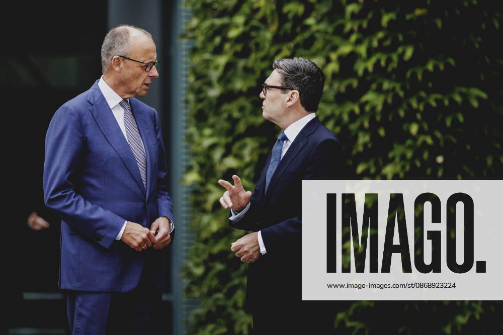 L R Friedrich Merz, CDU, Chancellor of Germany, and Andrew Burnham, Prime Minister of the United Kingdom, photographed during a reception with military honors at the Federal Chancellery in Berlin, October 8, 2026, Berlin, Germany