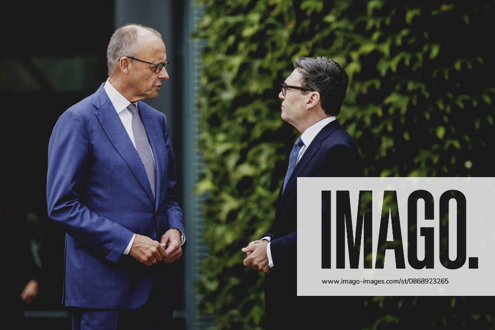 L R Friedrich Merz, CDU, Chancellor of Germany, and Andrew Burnham, Prime Minister of the United Kingdom, photographed during a reception with military honors at the Federal Chancellery in Berlin, October 8, 2026, Berlin, Germany