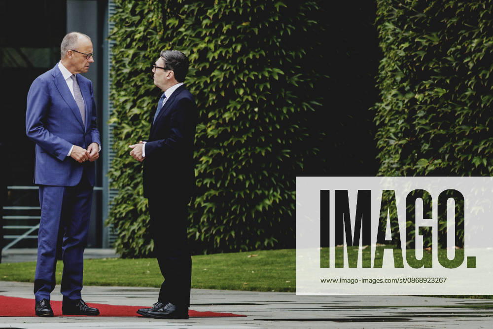 L R Friedrich Merz, CDU, Chancellor of Germany, and Andrew Burnham, Prime Minister of the United Kingdom, photographed during a reception with military honors at the Federal Chancellery in Berlin, October 8, 2026, Berlin, Germany
