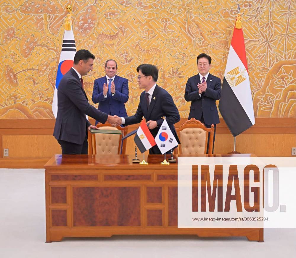 Egyptian and South Korean Presidents Attend Official Welcome in Seoul Egyptian President Abdel Fattah al-Sisi and South Korean President Lee Jae Myung attend an official welcoming ceremony at the South Korean presidential office in Seoul, South Korea, on October 8, 2026. Lee welcomed al-Sisi on arrival as the two countries’ national anthems were played and an honor guard was reviewed, before the Egyptian president signed the official guest book and the two leaders posed for a commemorative photograph. Photo by Egyptian President Office apaimages Cairo Cairo Egypt 081026_South_Korea_EPO_00(8)