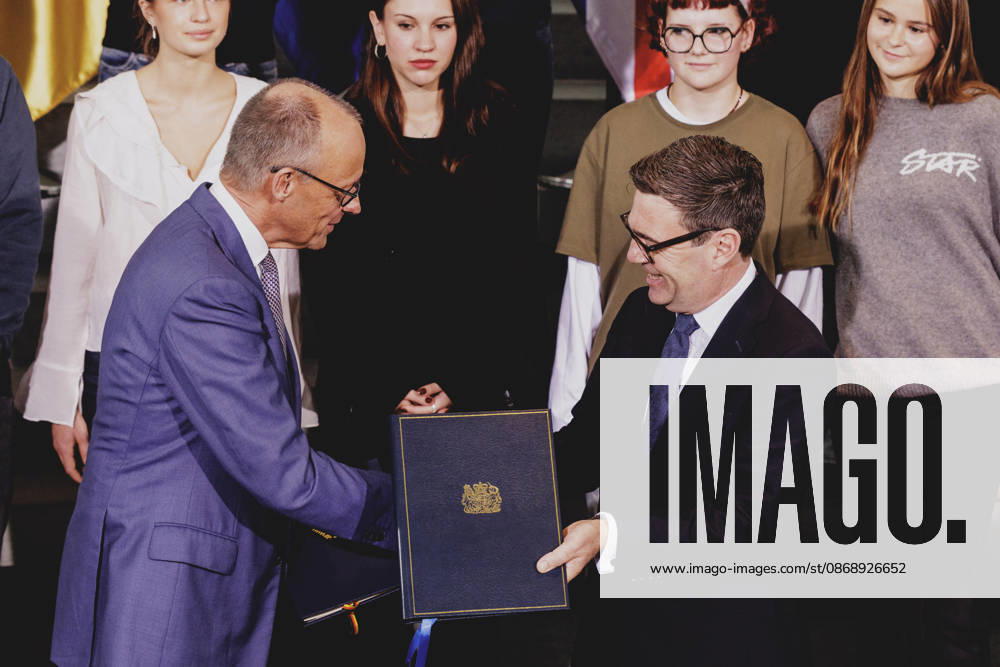L R Friedrich Merz, CDU, Chancellor of Germany, and Andrew Burnham, Prime Minister of the United Kingdom, photographed during the exchange of the instruments of ratification for the Kensington Treaty in Berlin, October 8, 2026, Berlin, Germany