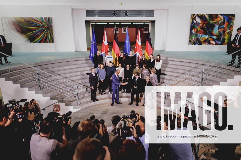 L R Friedrich Merz, CDU, Chancellor of Germany, and Andrew Burnham, Prime Minister of the United Kingdom, photographed during the exchange of the instruments of ratification for the Kensington Treaty in Berlin, October 8, 2026, Berlin, Germany