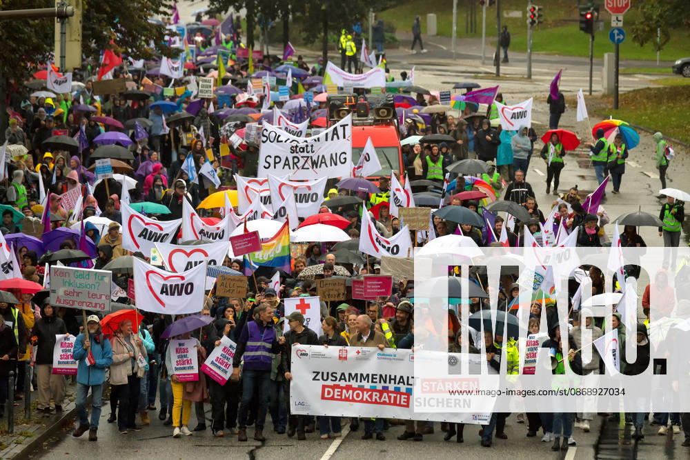 Welfare State Demonstration in Kiel Under the slogan Secure Democracy, Strengthen Cohesion, welfare organizations in Kiel called for a demonstration. After the opening rally, approximately 5,000 participants marched from Kiel’s City Hall Square along Düsternbrooker Weg to the Kiel State House. Kiel, Düsternbrooker Weg, Schleswig Holstein, Germany