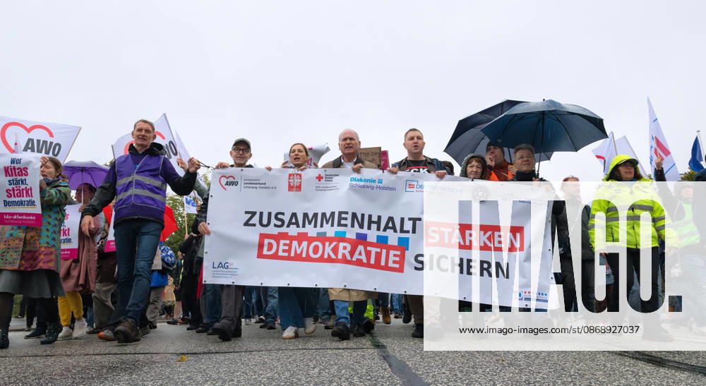 Welfare State Demonstration in Kiel Under the slogan Secure Democracy, Strengthen Cohesion, welfare organizations in Kiel called for a demonstration. After the opening rally, approximately 5,000 participants marched from Kiel’s City Hall Square along Düsternbrooker Weg to the Kiel State House. Kiel, Düsternbrooker Weg, Schleswig Holstein, Germany
