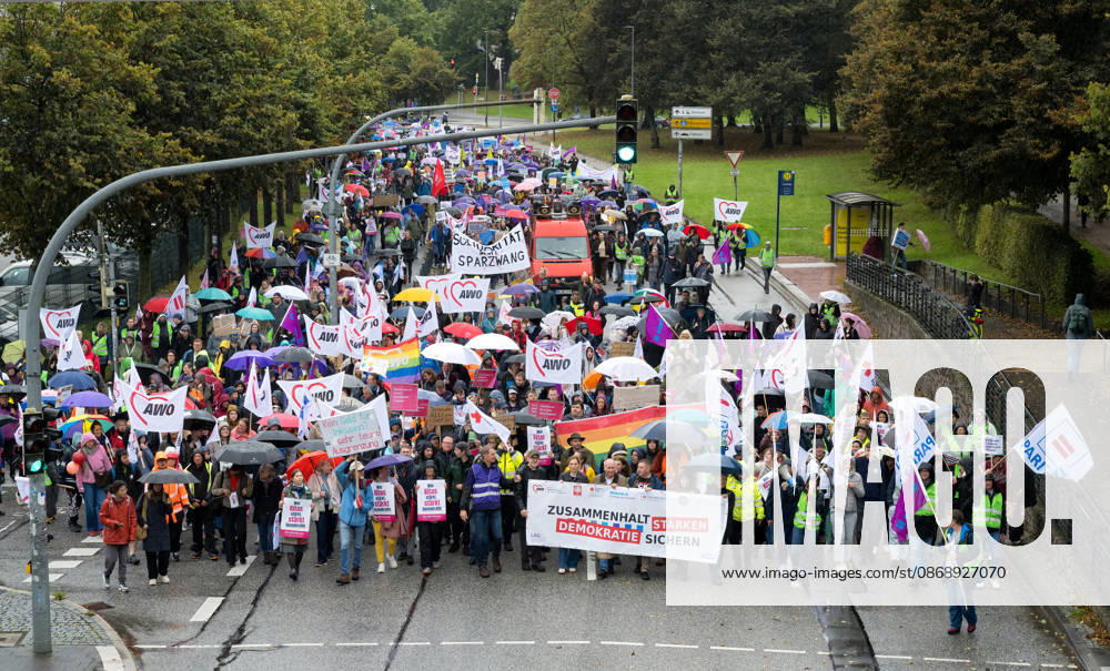 Welfare State Demonstration in Kiel Under the slogan Secure Democracy, Strengthen Cohesion, welfare organizations in Kiel called for a demonstration. After the opening rally, approximately 5,000 participants marched from Kiel’s City Hall Square along Düsternbrooker Weg to the Kiel State House. Kiel, Düsternbrooker Weg, Schleswig Holstein, Germany