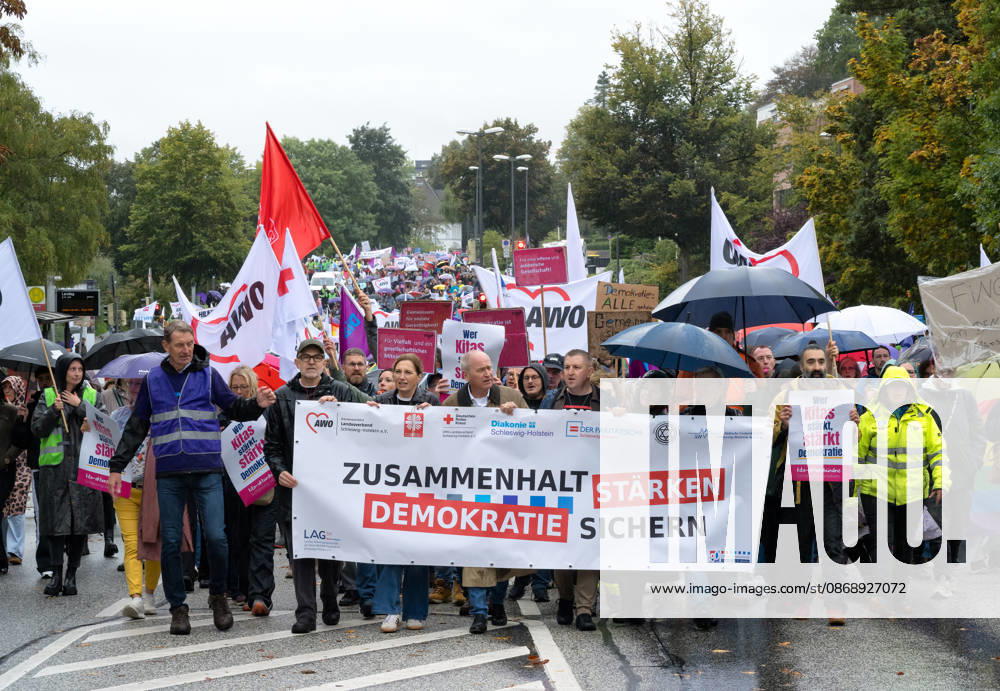 Welfare State Demonstration in Kiel Under the slogan Secure Democracy, Strengthen Cohesion, welfare organizations in Kiel called for a demonstration. After the opening rally, approximately 5,000 participants marched from Kiel’s City Hall Square along Düsternbrooker Weg to the Kiel State House. Kiel, Düsternbrooker Weg, Schleswig Holstein, Germany