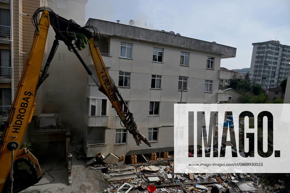 Partial collapse occurs in 7-story building in Istanbul s Maltepe district ISTANBUL, TURKIYE - OCTOBER 08: Search and rescue personnel, including firefighters, AFAD, UMKE, and police teams initiate a controlled demolition to safely reach three people trapped under rubble after the lower three floors of a seven-story residential building collapsed for undetermined reasons in the Maltepe district of Istanbul, Turkiye, on October 08, 2026. Ahmet Okatali Anadolu Istanbul Turkey. Editorial use only. Please get in touch for any other usage.