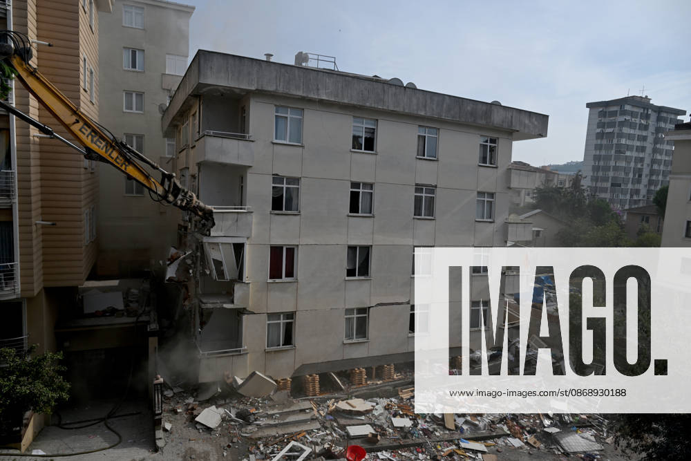Partial collapse occurs in 7-story building in Istanbul s Maltepe district ISTANBUL, TURKIYE - OCTOBER 08: Search and rescue personnel, including firefighters, AFAD, UMKE, and police teams initiate a controlled demolition to safely reach three people trapped under rubble after the lower three floors of a seven-story residential building collapsed for undetermined reasons in the Maltepe district of Istanbul, Turkiye, on October 08, 2026. Ahmet Okatali Anadolu Istanbul Turkey. Editorial use only. Please get in touch for any other usage.