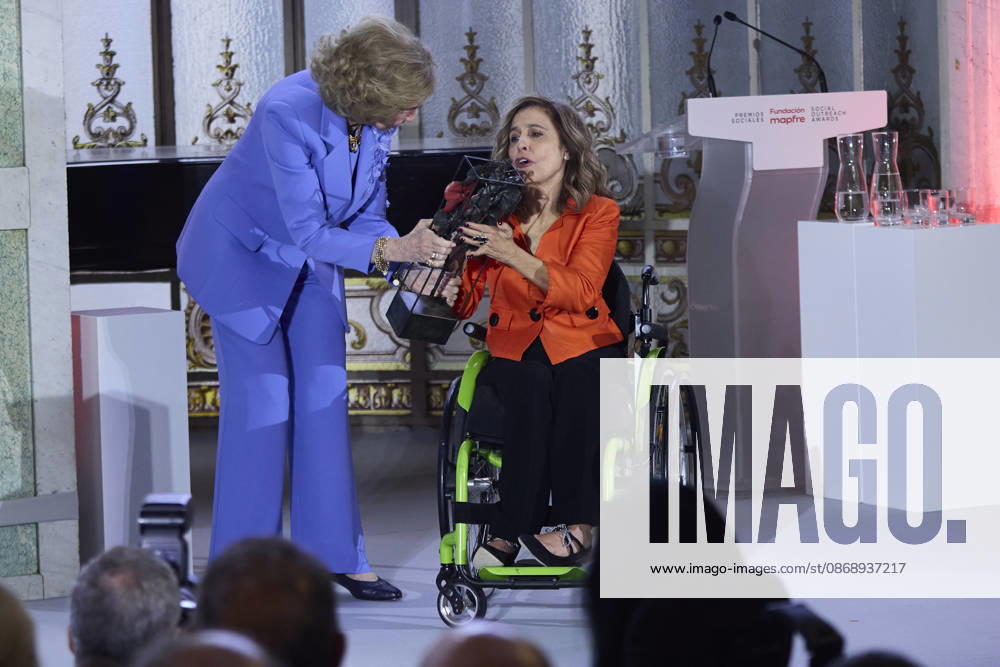 QUEEN SOFIA and  MARoÂA DE MAR COGOLLOS attend Mapfre Foundation Social awards Madrid Spain - ZUMAc260 20261008_zep_c260_023