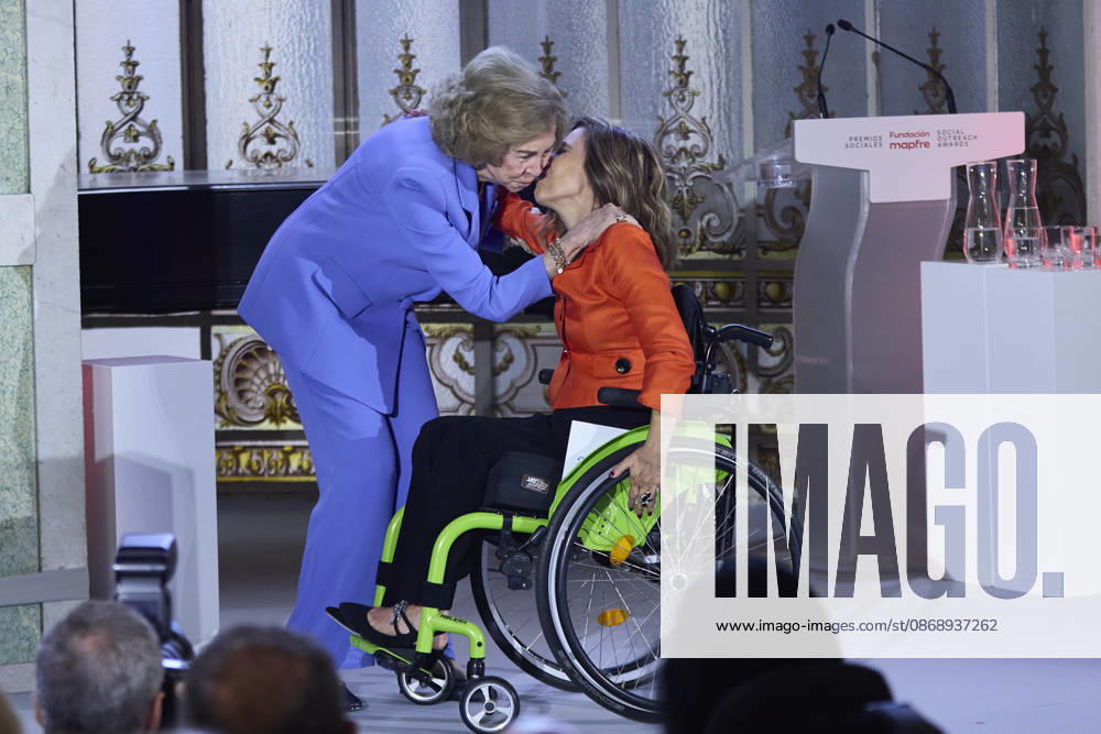 QUEEN SOFIA and  MARoÂA DE MAR COGOLLOS attend Mapfre Foundation Social awards Madrid Spain - ZUMAc260 20261008_zep_c260_022