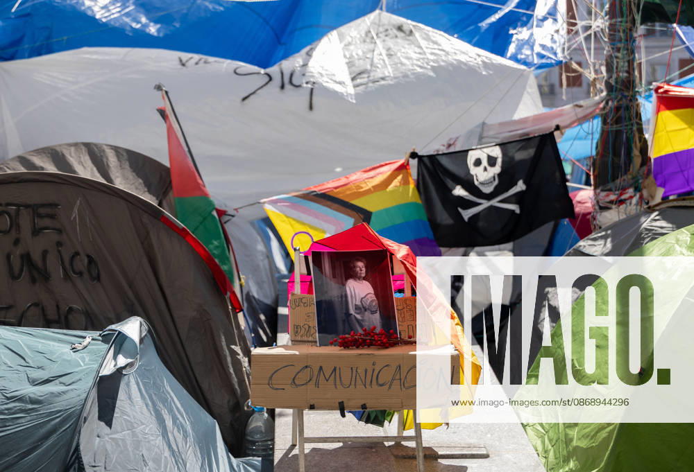 The protesters at Sol maintain their demands regarding housing. Banners at the housing protest camp in Puerta del Sol, on October 8, 2026, in Madrid, Spain. The encampment at Sol has spilled over into the square, and the protesters are maintaining their demands against evictions and exorbitant rents. The Official State Gazette (BOE) published yesterday, October 7, the new version of the housing and rent decrees that the Council of Ministers had approved the previous day OCTOBER 8, 2026, Madrid, Spain