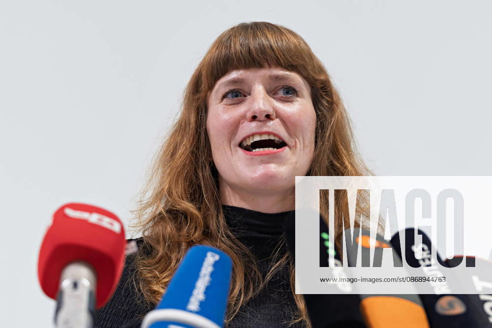 Kerstin Wolter Ehling of Die Linke speaks during a joint press statement by Die Linke Berlin, Alliance 90 The Greens Berlin, and the SPD Berlin in the foyer of the Haus der Statistik following the conclusion of preliminary talks. Press statement by The Left, The Greens, and the SPD in Berlin