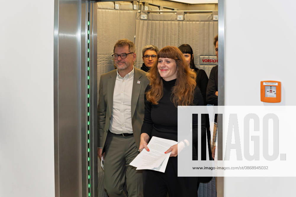 Berlin, October 8, 2026—Kerstin Wolter Ehling of Die Linke (front) and Werner Graf of Alliance 90 The Greens (left) emerge from the elevator following preliminary talks with Die Linke Berlin, Alliance 90 The Greens Berlin, and the SPD Berlin, step out of the elevator to deliver a joint press statement in the foyer of the Haus der Statistik. Press statement by The Left, The Greens, and the SP