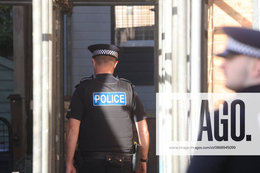 Borough Green, UK. Emergency services at the scene in Borough Green, Kent, where three people have been injured in a stabbing. A police manhunt for the attacker is currently under way. Borough Green UK - ZUMAl94_ 20261008_zaf_l94_005