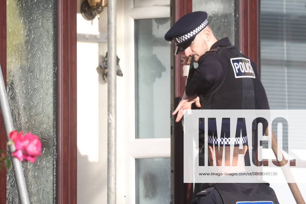 Borough Green, UK. Emergency services at the scene in Borough Green, Kent, where three people have been injured in a stabbing. A police manhunt for the attacker is currently under way. Borough Green UK - ZUMAl94_ 20261008_zaf_l94_006