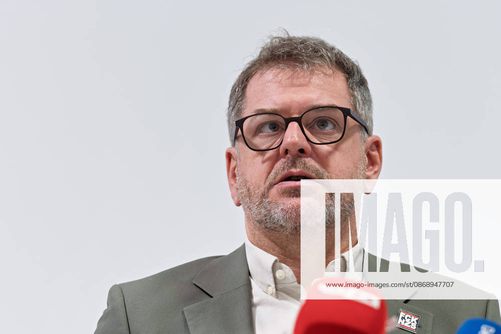 Berlin, October 8, 2026—Werner Graf of Alliance 90 The Greens speaks during a joint press statement by The Left Berlin, Alliance 90 The Greens Berlin, and the SPD Berlin following the conclusion of preliminary talks in the foyer of the Haus der Statistik, speaking into the media microphones Press statement by Die Linke, the Greens, and the SPD in Berlin