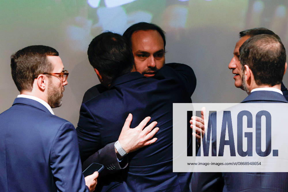 BRASiLIA, DF - 08.10.2026: FLaVIO MEETS WITH POLITICIANS FROM THE PL - Presidential candidate Flavio Bolsonaro embraces Carlos Bolsonaro during a meeting with PL deputies and governors elected this Thursday (October 8th) at the Brasil 21 building. x3026709x JoaoxPedroxCarvalho