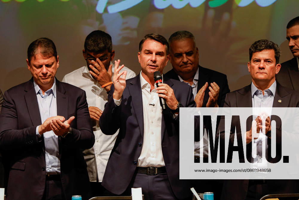 BRASiLIA, DF - 08.10.2026: FLaVIO MEETS WITH POLITICIANS FROM THE PL - Presidential candidate Flavio Bolsonaro meets with PL deputies and governors elected this Thursday (October 8th) at the Brasil 21 building. x3026713x JoaoxPedroxCarvalho