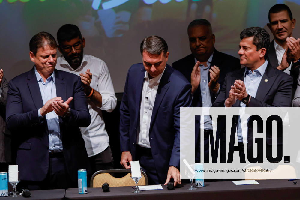 BRASiLIA, DF - 08.10.2026: FLaVIO MEETS WITH POLITICIANS FROM THE PL - Presidential candidate Flavio Bolsonaro meets with PL deputies and governors elected this Thursday (October 8th) at the Brasil 21 building. x3026716x JoaoxPedroxCarvalho