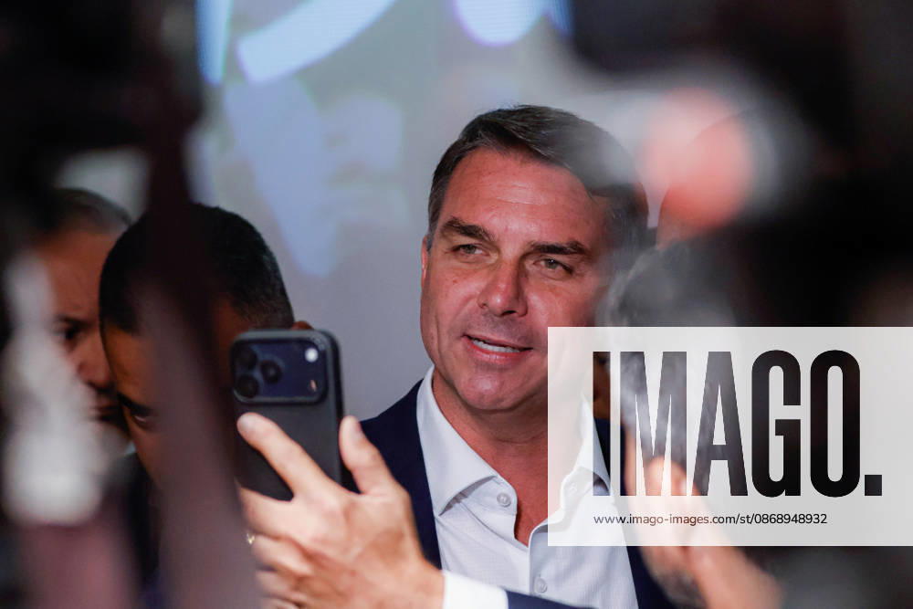 BRASiLIA, DF - 08.10.2026: FLaVIO MEETS WITH POLITICIANS FROM THE PL - Presidential candidate Flavio Bolsonaro meets with PL deputies and governors elected this Thursday (October 8th) at the Brasil 21 building. x3026721x JoaoxPedroxCarvalho