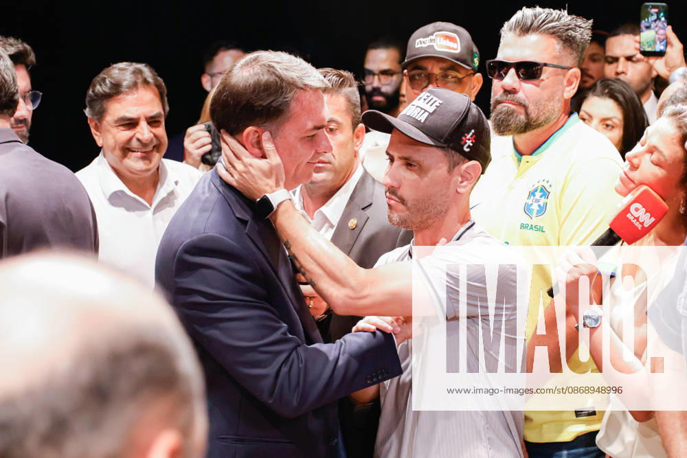 BRASiLIA, DF - 08.10.2026: FLaVIO MEETS WITH POLITICIANS FROM THE PL - Presidential candidate Flavio Bolsonaro meets with PL deputies and governors elected this Thursday (October 8th) at the Brasil 21 building. x3026726x JoaoxPedroxCarvalho