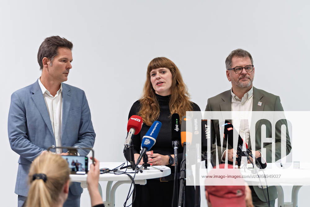 Kerstin Wolter Ehling, The Left, M speaks alongside Steffen Krach (SPD, left) and Werner Graf (Alliance 90 The Greens, right) during a joint press statement following the conclusion of their parties’ preliminary talks in the foyer of the Haus der Statistik. Press statement by The Left, The Greens, and the SPD in Berlin