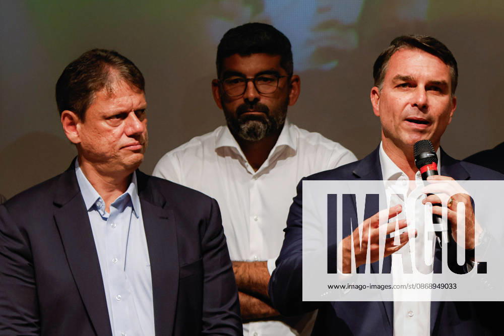 BRASiLIA, DF - 08.10.2026: FLaVIO MEETS WITH POLITICIANS FROM THE PL - Presidential candidate Flavio Bolsonaro meets with PL deputies and governors elected this Thursday (October 8th) at the Brasil 21 building. x3026730x JoaoxPedroxCarvalho