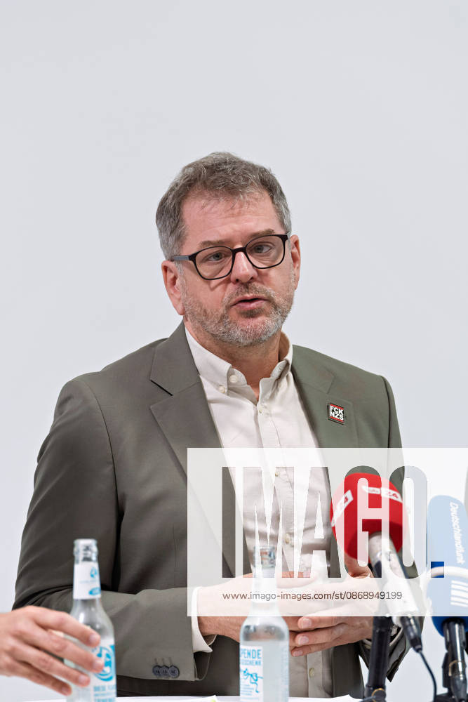 Berlin, October 8, 2026—Werner Graf of Alliance 90 The Greens speaks during a joint press statement by The Left Berlin, Alliance 90 The Greens Berlin, and the SPD Berlin following the conclusion of preliminary talks in the foyer of the Haus der Statistik, speaking into the media microphones Press statement by Die Linke, the Greens, and the SPD in Berlin