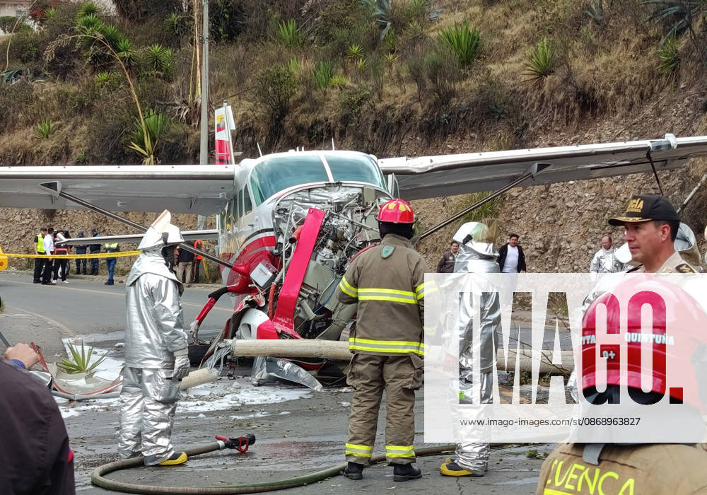 Shortly after noon, a light aircraft veered off the runway during airport operations. The plane ended up crashing outside the airport terminal and came to a stop on Hurtado de Mendoza Avenue, in the Milchichig ravine area. Preliminary reports identify the aircraft as a Cessna Grand Caravan EX belonging to Cuencana Airlines. Photo by Boris Romoleroux, API 20261008 248482 6ac7e70edef5b img 20261008 130239 1jpg jpeg