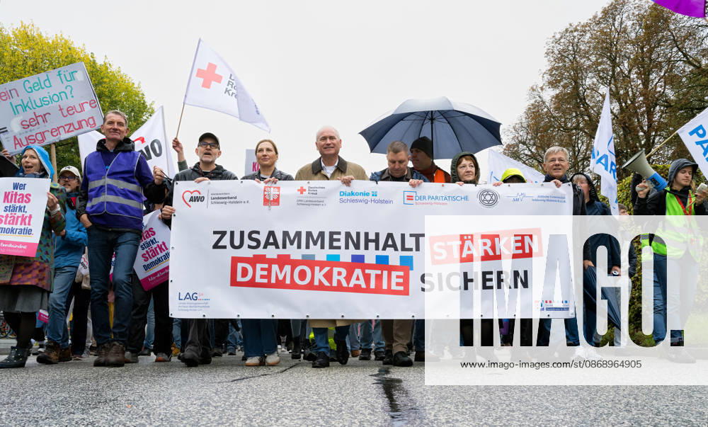 Welfare State Demonstration in Kiel Under the slogan Secure Democracy, Strengthen Cohesion, welfare organizations in Kiel called for a demonstration. After the opening rally, approximately 5,000 participants marched from Kiel’s City Hall Square along Düsternbrooker Weg to the Kiel State House. Kiel, Düsternbrooker Weg, Schleswig Holstein, Germany