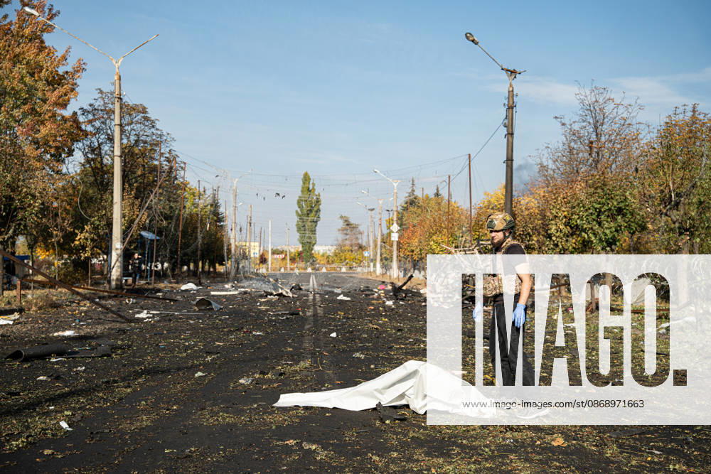 Russian Strike Hits Kramatorsk Buses A first responder stands beside a fully covered body on a blast-damaged street after a Russian strike in Kramatorsk, Donetsk region, Ukraine, on October 8, 2026. Ukrainian authorities said a Russian guided bomb struck two scheduled passenger buses in Kramatorsk at about 10:00. At least 30 people were killed and at least 18 wounded, while Ukraine s State Emergency Service later reported 33 deaths; public transport in Kramatorsk and nearby Sloviansk was suspended after the attack. Kramatorsk Donetsk Ukraine