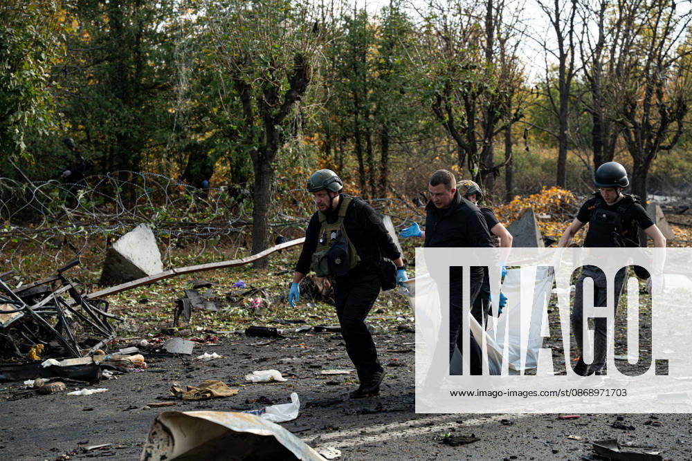 Russian Strike Hits Kramatorsk Buses Emergency workers carry the fully covered body of a person killed in a Russian strike past scattered debris in Kramatorsk, Donetsk region, Ukraine, on October 8, 2026. Ukrainian authorities said a Russian guided bomb struck two scheduled passenger buses in Kramatorsk at about 10:00. At least 30 people were killed and at least 18 wounded, while Ukraine s State Emergency Service later reported 33 deaths; public transport in Kramatorsk and nearby Sloviansk was suspended after the attack. Kramatorsk Donetsk Ukraine