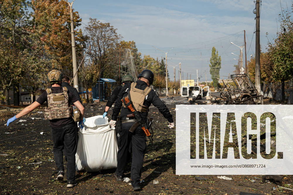 Russian Strike Hits Kramatorsk Buses Emergency workers carry the fully covered body of a person killed in a Russian strike along a debris-strewn street in Kramatorsk, Donetsk region, Ukraine, on October 8, 2026. Ukrainian authorities said a Russian guided bomb struck two scheduled passenger buses in Kramatorsk at about 10:00. At least 30 people were killed and at least 18 wounded, while Ukraine s State Emergency Service later reported 33 deaths; public transport in Kramatorsk and nearby Sloviansk was suspended after the attack. Kramatorsk Donetsk Ukraine