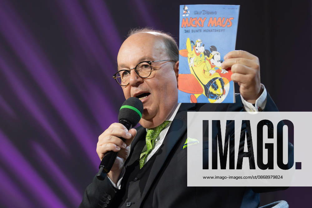 Frankfurt Book Fair 2026: Denis Scheck presents new and classic literature through his series *Druckfrisch · New Books with Denis Scheck*. Here is the first copy of Walt Disney’s *Mickey Mouse Monthly*, Frankfurt am Main, Hesse, Germany, Exhibition Center