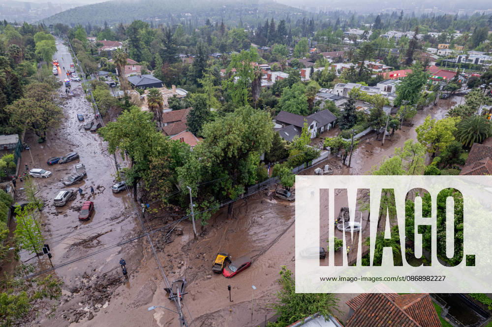 Mudslide hits eastern Santiago, Chile SANTIAGO, CHILE - OCTOBER 8: A barrage of water, mud and stones descended this Thursday afternoon through the San Carlos de Apoquindo sector, a sector in the east of Santiago, and swept away cars and public transport vehicles, in Santiago, Chile, on Thursday, October 8, 2026. Lucas Aguayo Araos Anadolu Santiago Chile. Editorial use only. Please get in touch for any other usage.