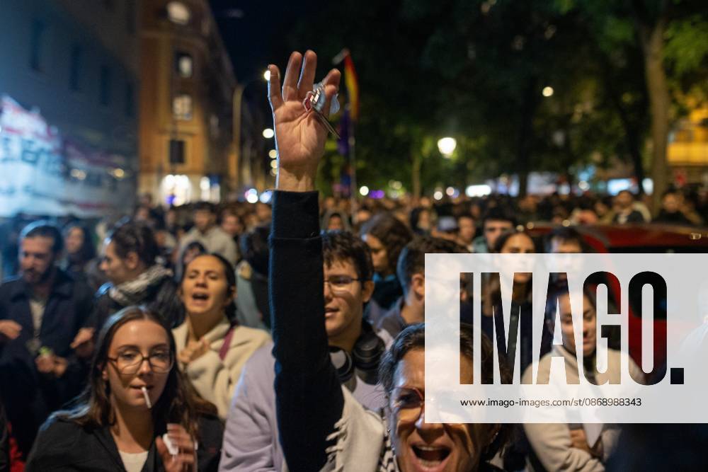 March in memory of Maricarmen in Madrid, Spain - 8 Oct 2026 Demonstrators hold up keys during a rally in Madrid A march is making its way through the streets of Madrid, traveling from Puerta del Sol to the former home of Maricarmen Abascal—the 87-year-old woman who passed away 24 hours ago and whose eviction sparked a wave of citizen mobilization regarding the housing crisis. Madrid Spain