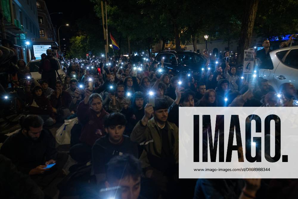 March in memory of Maricarmen in Madrid, Spain - 8 Oct 2026 Demonstrators turn on their mobile phone lights during a rally in Madrid A march is making its way through the streets of Madrid, traveling from Puerta del Sol to the former home of Maricarmen Abascal—the 87-year-old woman who passed away 24 hours ago and whose eviction sparked a wave of citizen mobilization regarding the housing crisis. Madrid Spain